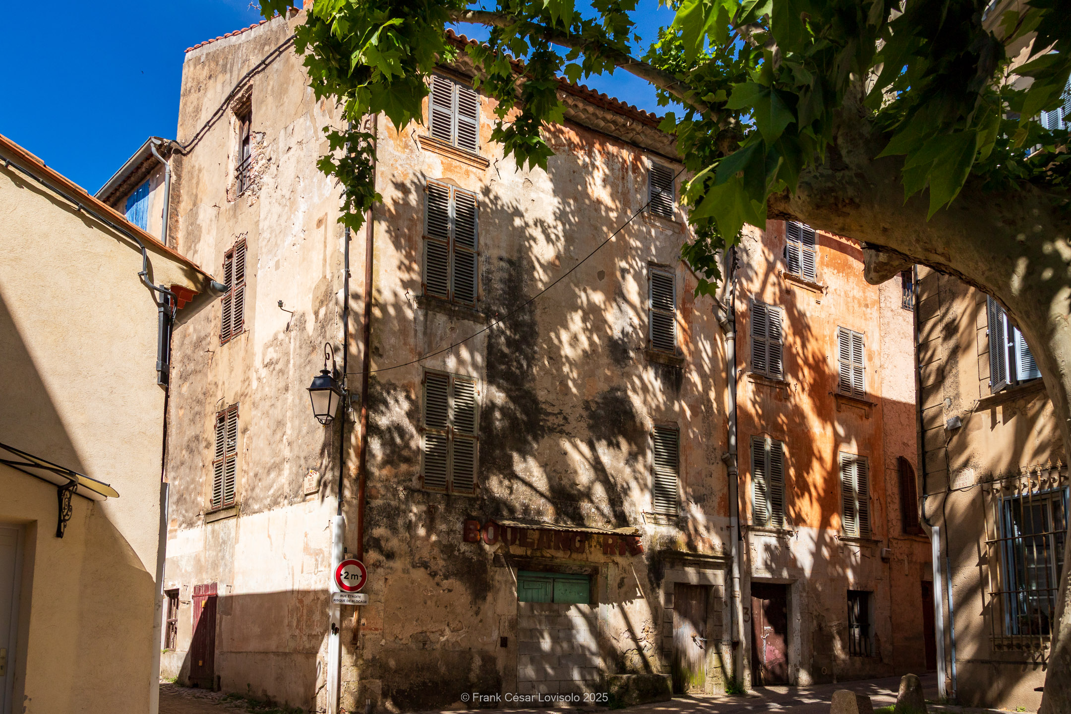 accumulation,périgrination,Photographies - Photographies - Frank César LOVISOLO - L’accumulation est une technique artistique popularisée par Arman, artiste français qui l’a beaucoup travaillée et théorisée. Tel qu’Arman la définit et la produit, l’accumulation est un rassemblement d’objets identiques dans une très grande quantité, généralement fondue dans du plexiglas.