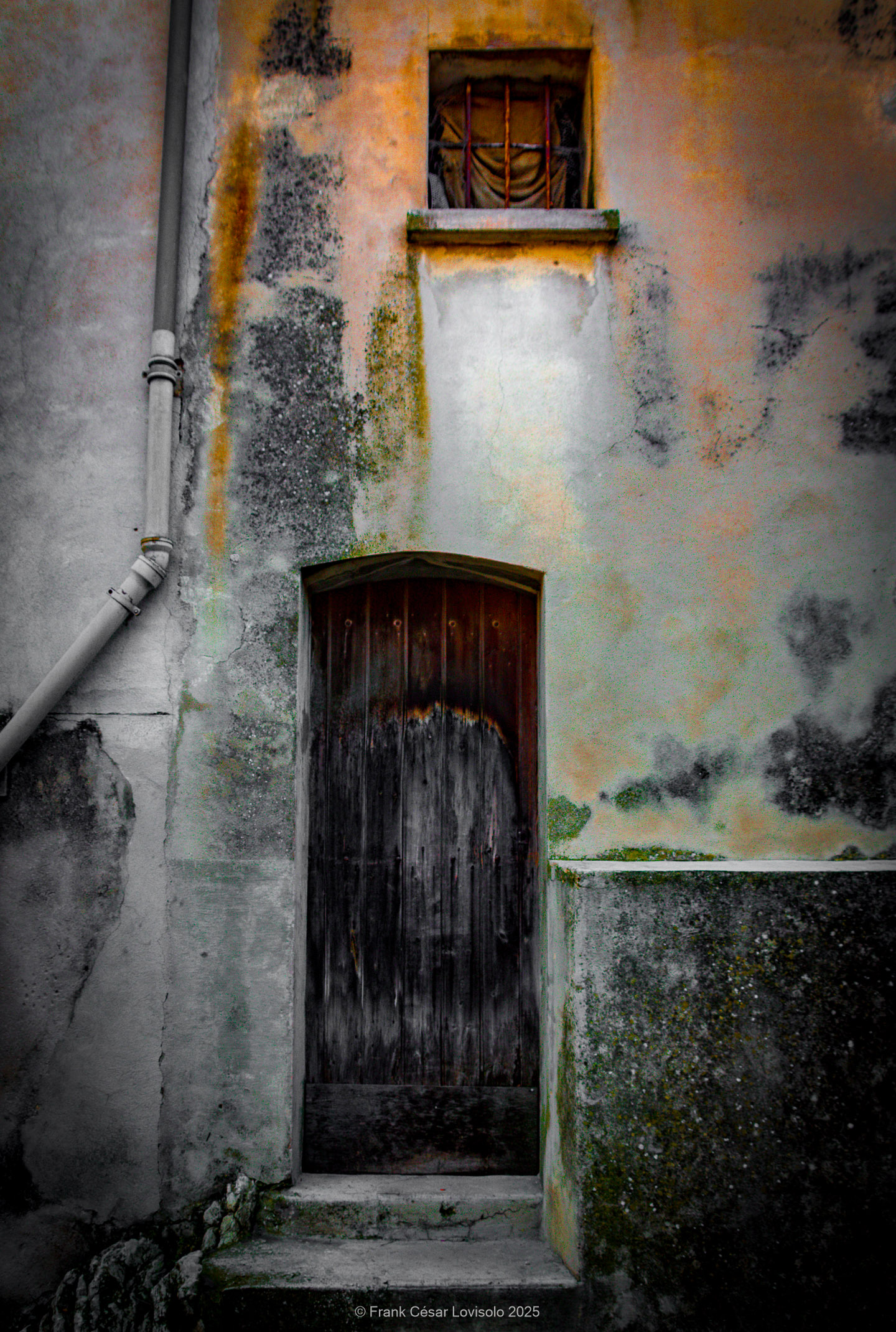 accumulation,périgrination,Photographies - Photographies - Frank César LOVISOLO - L’accumulation est une technique artistique popularisée par Arman, artiste français qui l’a beaucoup travaillée et théorisée. Tel qu’Arman la définit et la produit, l’accumulation est un rassemblement d’objets identiques dans une très grande quantité, généralement fondue dans du plexiglas.