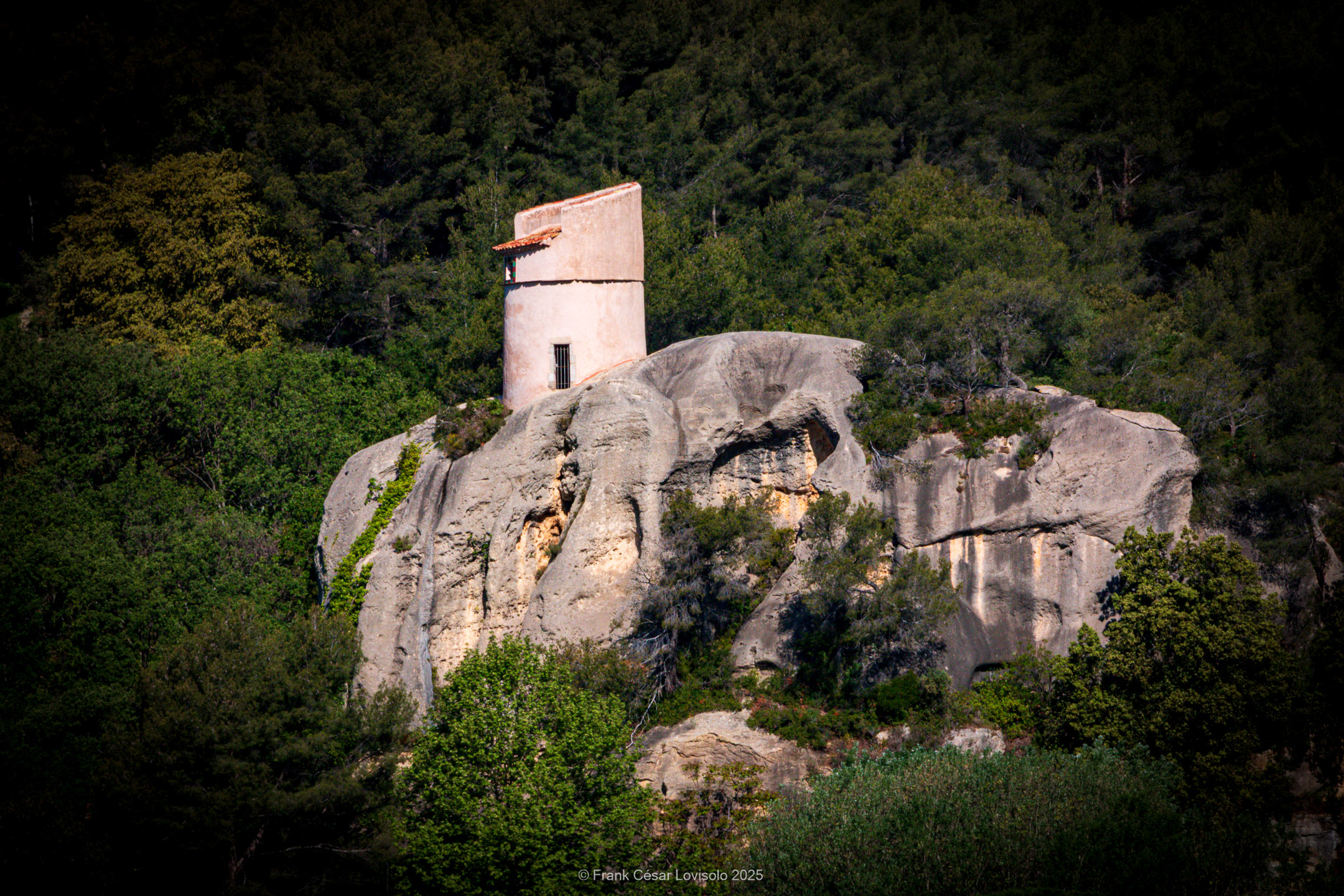 accumulation,périgrination,Photographies - Photographies - Frank César LOVISOLO - L’accumulation est une technique artistique popularisée par Arman, artiste français qui l’a beaucoup travaillée et théorisée. Tel qu’Arman la définit et la produit, l’accumulation est un rassemblement d’objets identiques dans une très grande quantité, généralement fondue dans du plexiglas.