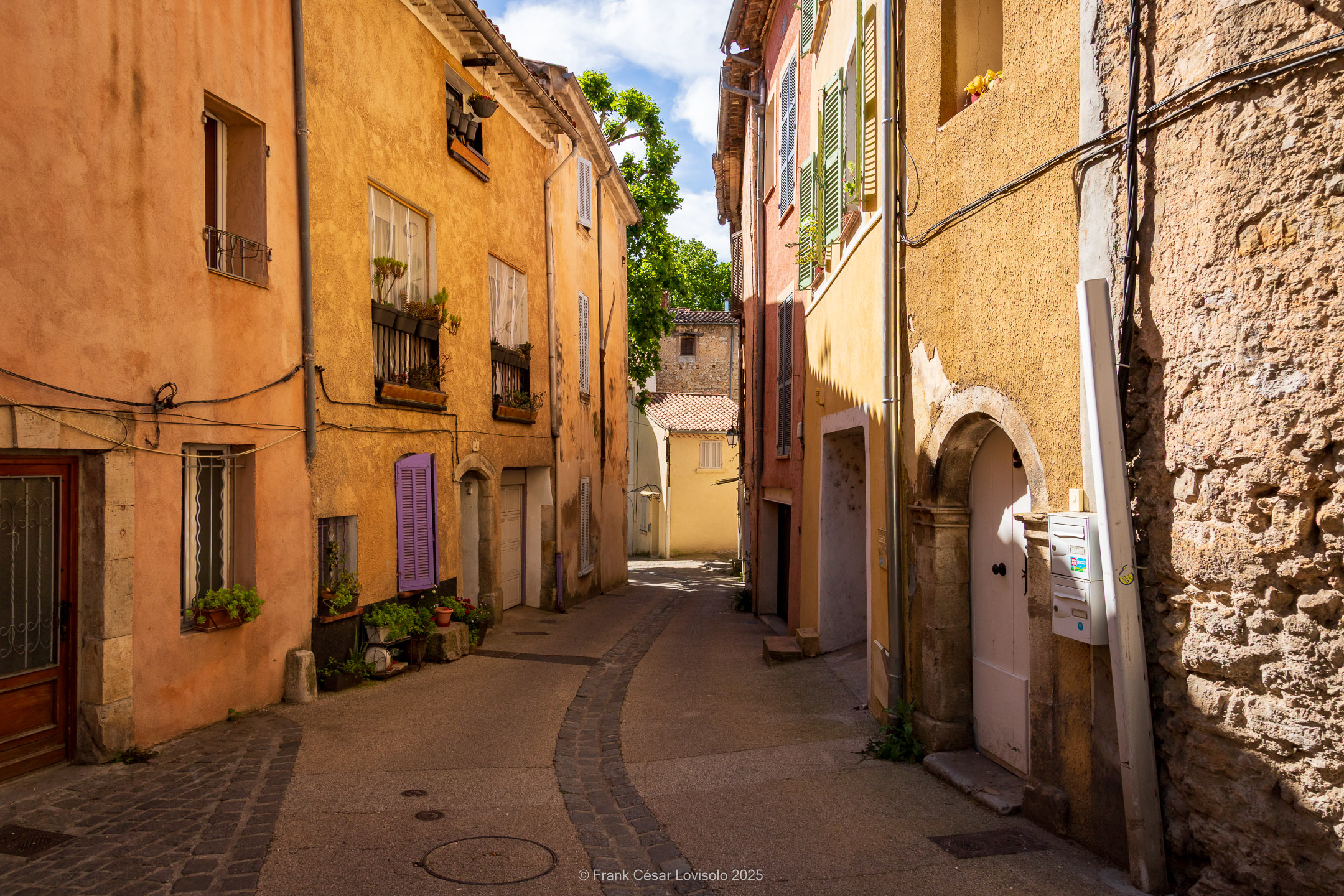 accumulation,périgrination,Photographies - Photographies - Frank César LOVISOLO - L’accumulation est une technique artistique popularisée par Arman, artiste français qui l’a beaucoup travaillée et théorisée. Tel qu’Arman la définit et la produit, l’accumulation est un rassemblement d’objets identiques dans une très grande quantité, généralement fondue dans du plexiglas.