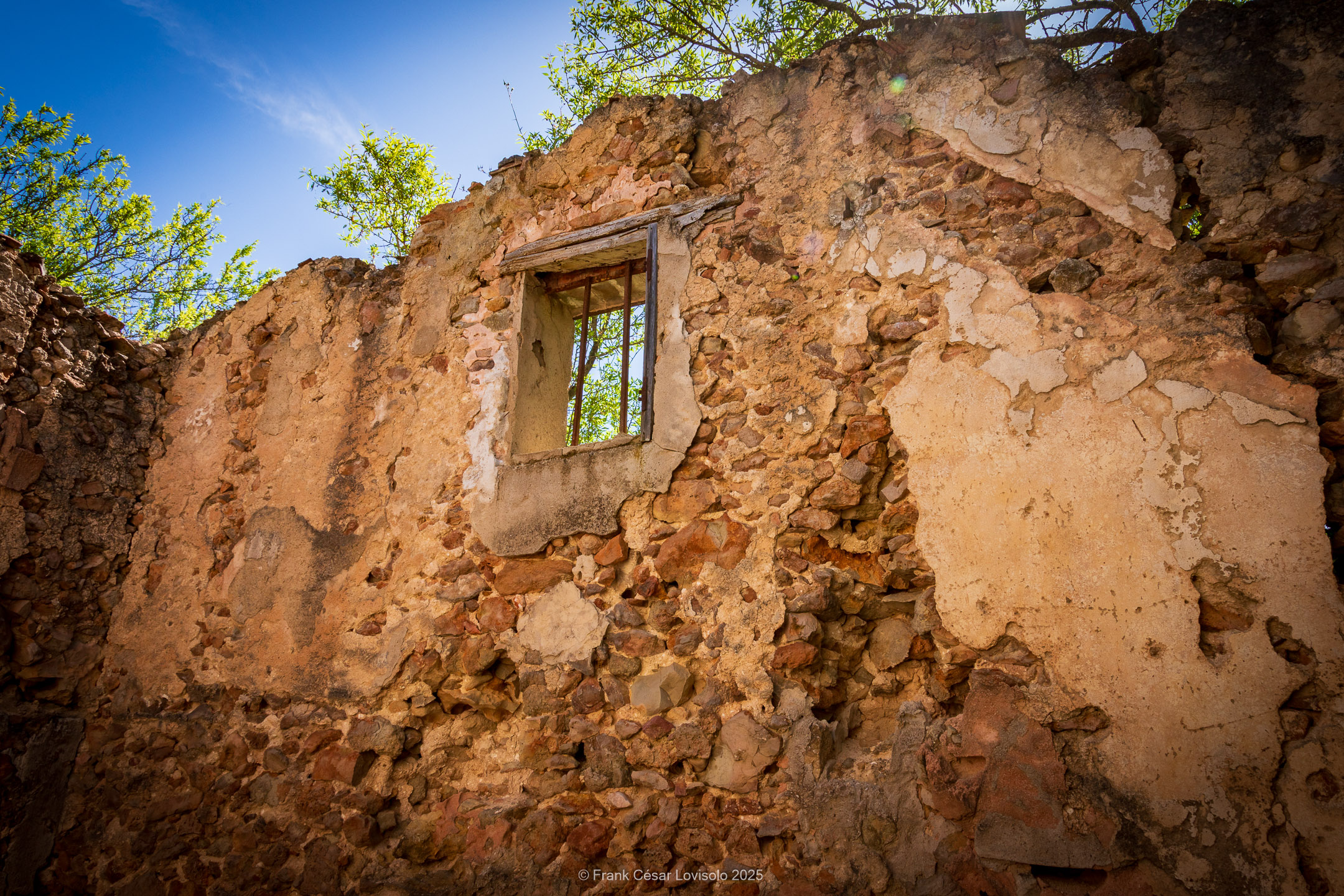 accumulation,périgrination,Photographies - Photographies - Frank César LOVISOLO - L’accumulation est une technique artistique popularisée par Arman, artiste français qui l’a beaucoup travaillée et théorisée. Tel qu’Arman la définit et la produit, l’accumulation est un rassemblement d’objets identiques dans une très grande quantité, généralement fondue dans du plexiglas.