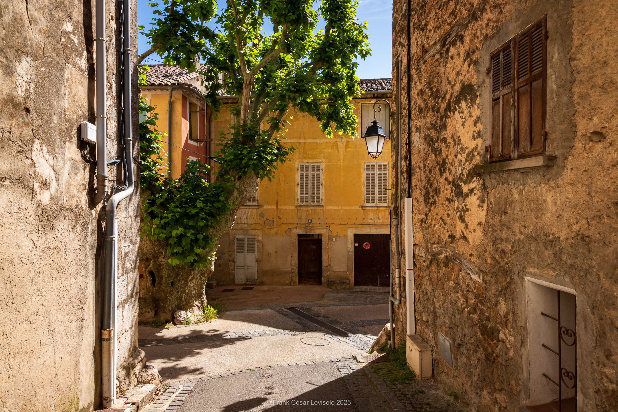 accumulation,périgrination,Photographies - Photographies - Frank César LOVISOLO - L’accumulation est une technique artistique popularisée par Arman, artiste français qui l’a beaucoup travaillée et théorisée. Tel qu’Arman la définit et la produit, l’accumulation est un rassemblement d’objets identiques dans une très grande quantité, généralement fondue dans du plexiglas.