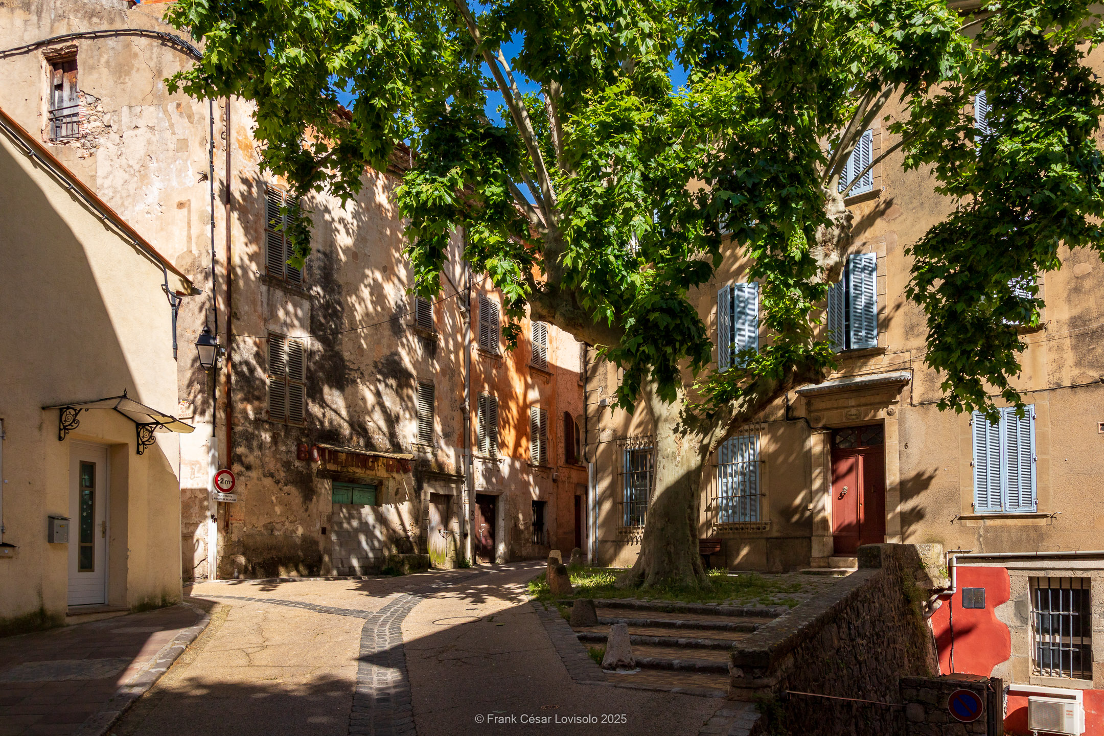 accumulation,périgrination,Photographies - Photographies - Frank César LOVISOLO - L’accumulation est une technique artistique popularisée par Arman, artiste français qui l’a beaucoup travaillée et théorisée. Tel qu’Arman la définit et la produit, l’accumulation est un rassemblement d’objets identiques dans une très grande quantité, généralement fondue dans du plexiglas.