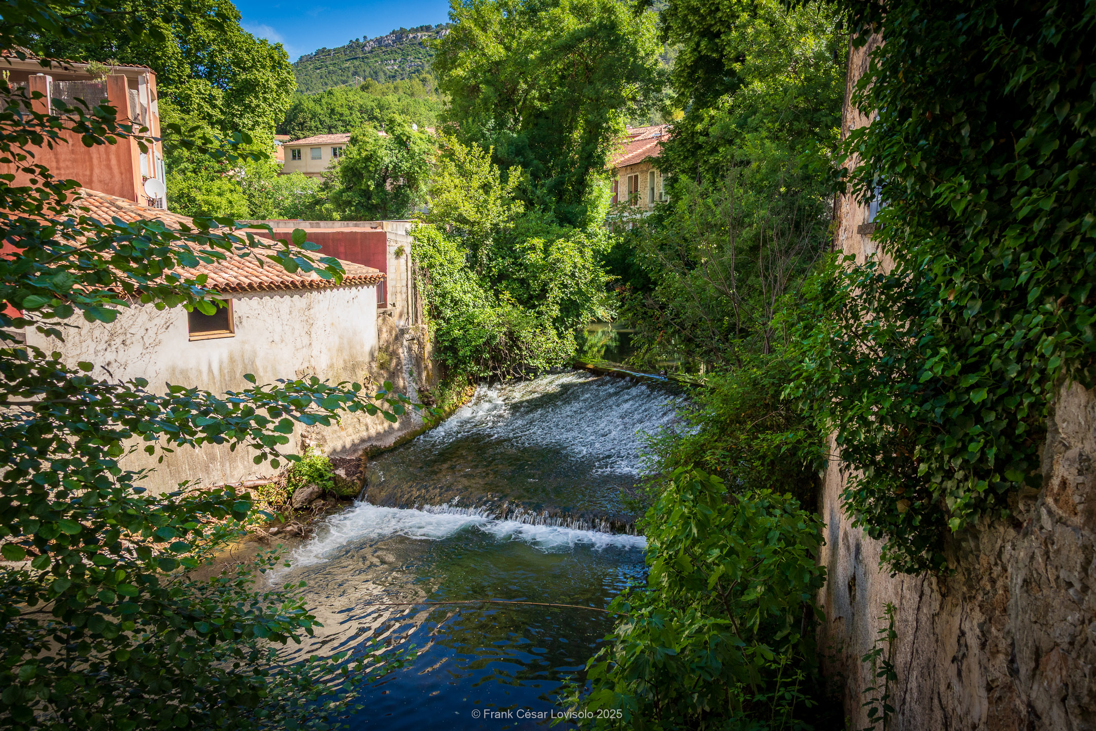 accumulation,périgrination,Photographies - Photographies - Frank César LOVISOLO - L’accumulation est une technique artistique popularisée par Arman, artiste français qui l’a beaucoup travaillée et théorisée. Tel qu’Arman la définit et la produit, l’accumulation est un rassemblement d’objets identiques dans une très grande quantité, généralement fondue dans du plexiglas.