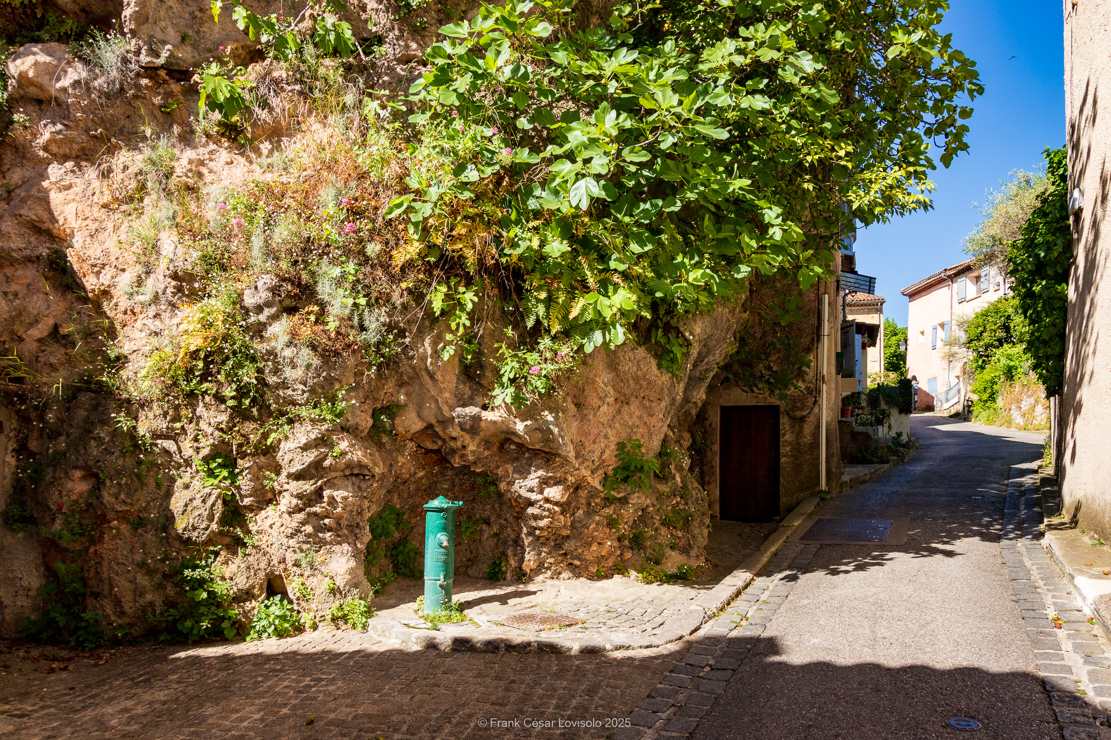 accumulation,périgrination,Photographies - Photographies - Frank César LOVISOLO - L’accumulation est une technique artistique popularisée par Arman, artiste français qui l’a beaucoup travaillée et théorisée. Tel qu’Arman la définit et la produit, l’accumulation est un rassemblement d’objets identiques dans une très grande quantité, généralement fondue dans du plexiglas.