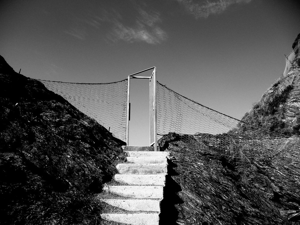 accumulation,périgrination,Photographies - Photographies - Frank César LOVISOLO - L’accumulation est une technique artistique popularisée par Arman, artiste français qui l’a beaucoup travaillée et théorisée. Tel qu’Arman la définit et la produit, l’accumulation est un rassemblement d’objets identiques dans une très grande quantité, généralement fondue dans du plexiglas.