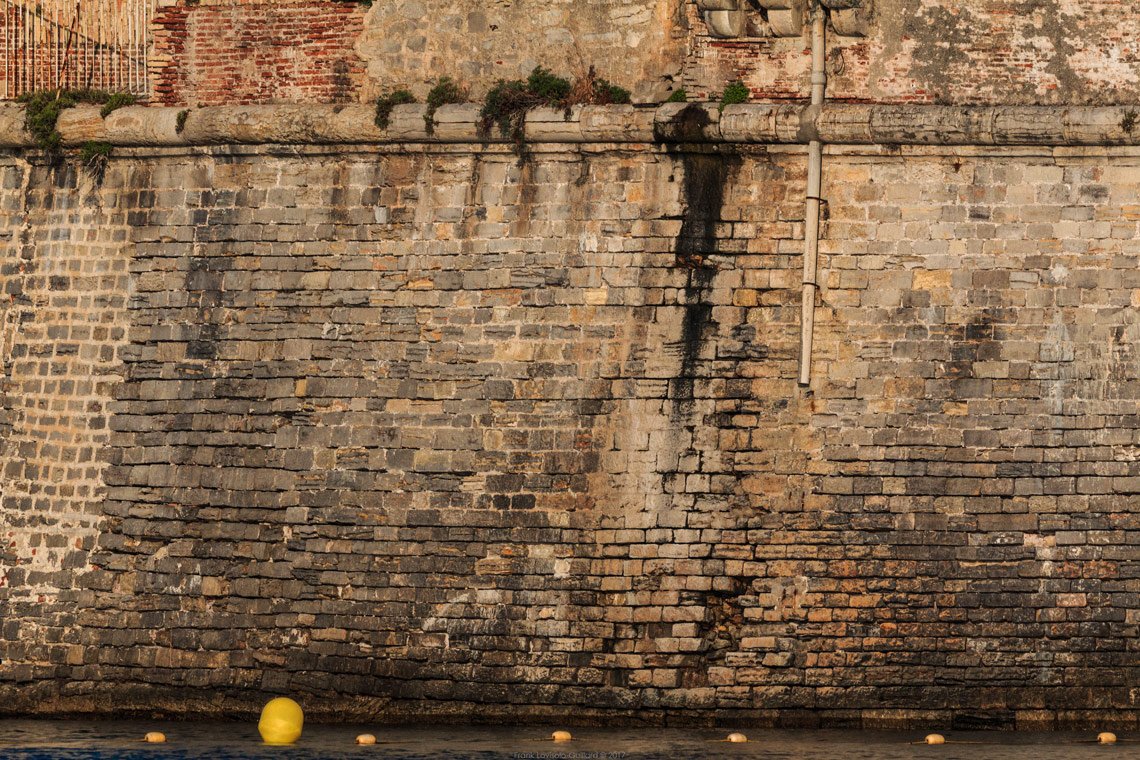 accumulation,périgrination,Photographies - Photographies - Frank César LOVISOLO - L’accumulation est une technique artistique popularisée par Arman, artiste français qui l’a beaucoup travaillée et théorisée. Tel qu’Arman la définit et la produit, l’accumulation est un rassemblement d’objets identiques dans une très grande quantité, généralement fondue dans du plexiglas.