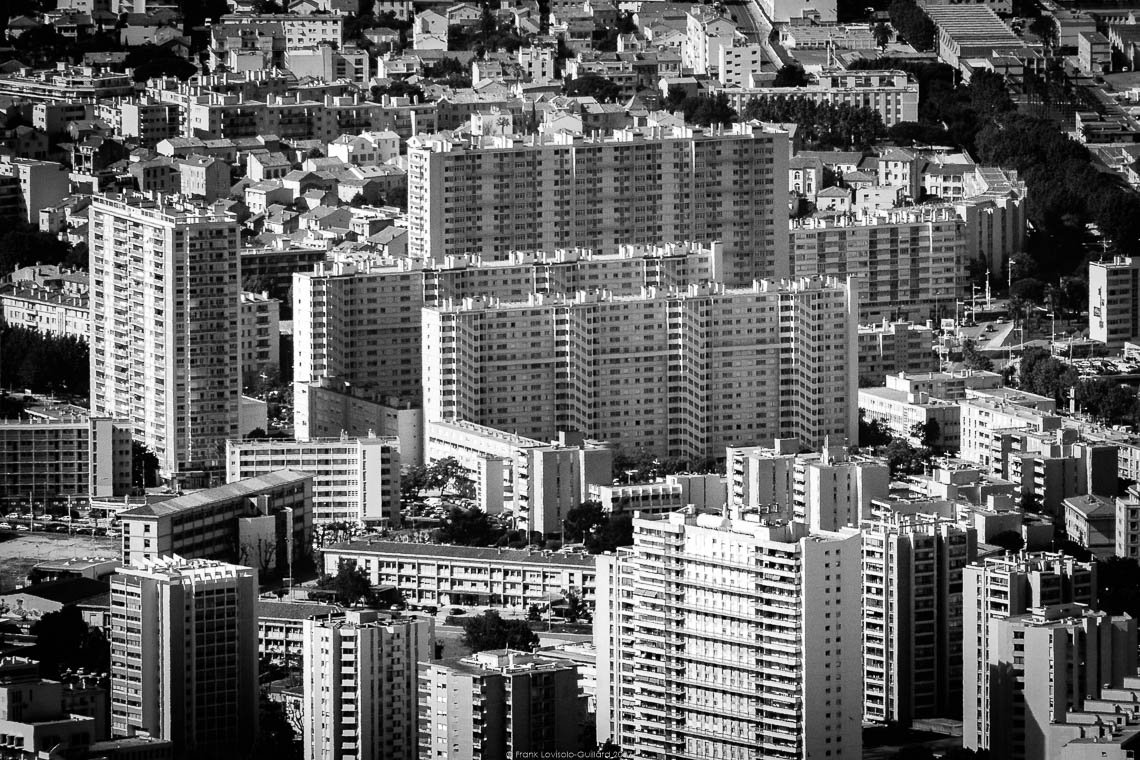 accumulation,périgrination,Photographies - Photographies - Frank César LOVISOLO - L’accumulation est une technique artistique popularisée par Arman, artiste français qui l’a beaucoup travaillée et théorisée. Tel qu’Arman la définit et la produit, l’accumulation est un rassemblement d’objets identiques dans une très grande quantité, généralement fondue dans du plexiglas.