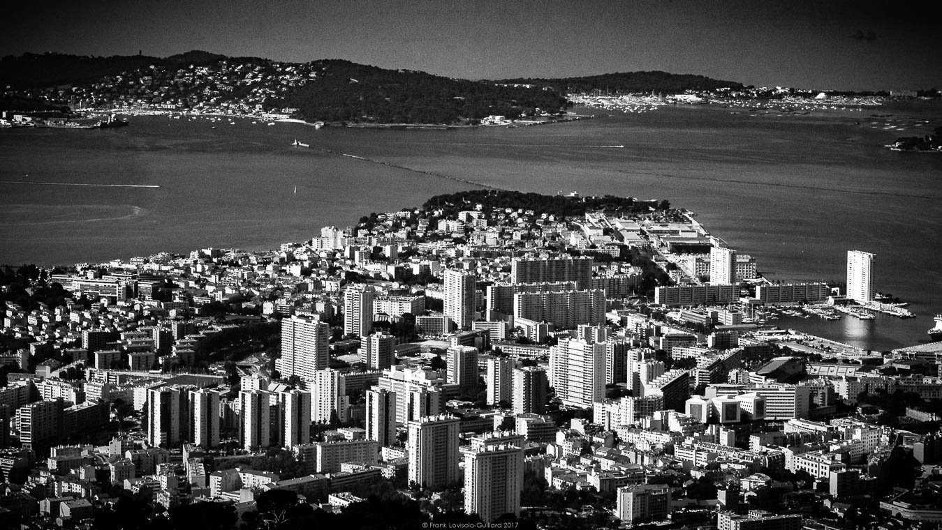 accumulation,périgrination,Photographies - Photographies - Frank César LOVISOLO - L’accumulation est une technique artistique popularisée par Arman, artiste français qui l’a beaucoup travaillée et théorisée. Tel qu’Arman la définit et la produit, l’accumulation est un rassemblement d’objets identiques dans une très grande quantité, généralement fondue dans du plexiglas.
