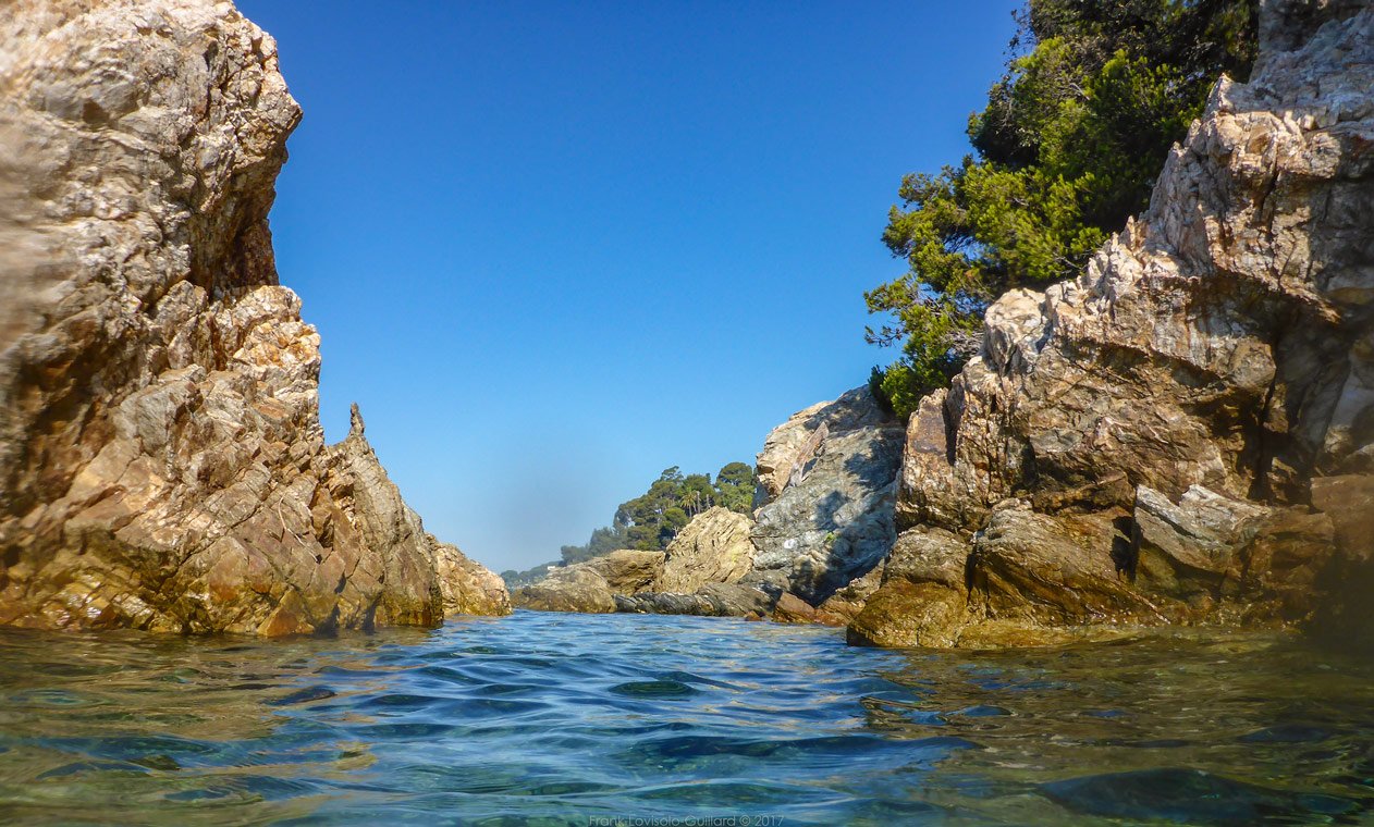 accumulation,périgrination,Photographies - Photographies - Frank César LOVISOLO - L’accumulation est une technique artistique popularisée par Arman, artiste français qui l’a beaucoup travaillée et théorisée. Tel qu’Arman la définit et la produit, l’accumulation est un rassemblement d’objets identiques dans une très grande quantité, généralement fondue dans du plexiglas.