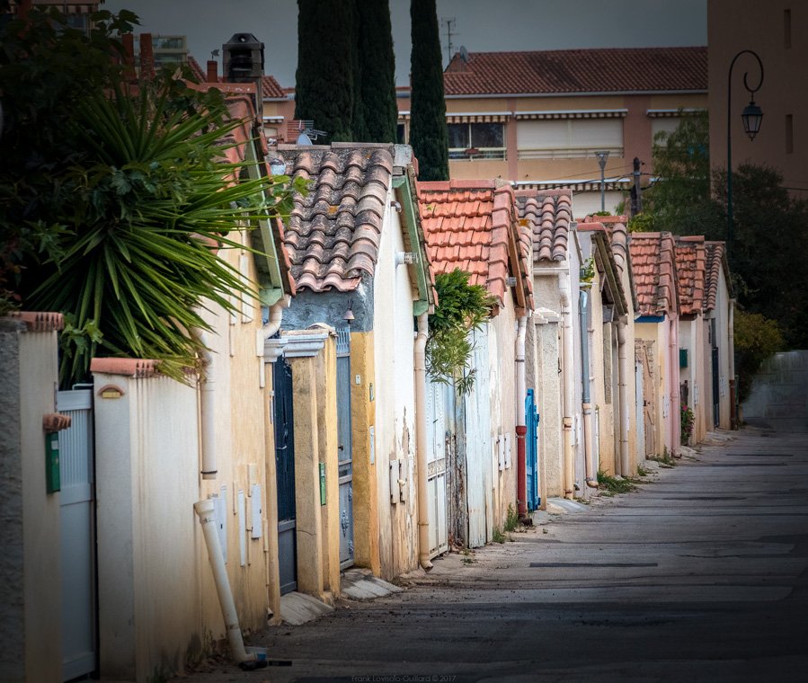 accumulation,périgrination,Photographies - Photographies - Frank César LOVISOLO - L’accumulation est une technique artistique popularisée par Arman, artiste français qui l’a beaucoup travaillée et théorisée. Tel qu’Arman la définit et la produit, l’accumulation est un rassemblement d’objets identiques dans une très grande quantité, généralement fondue dans du plexiglas.
