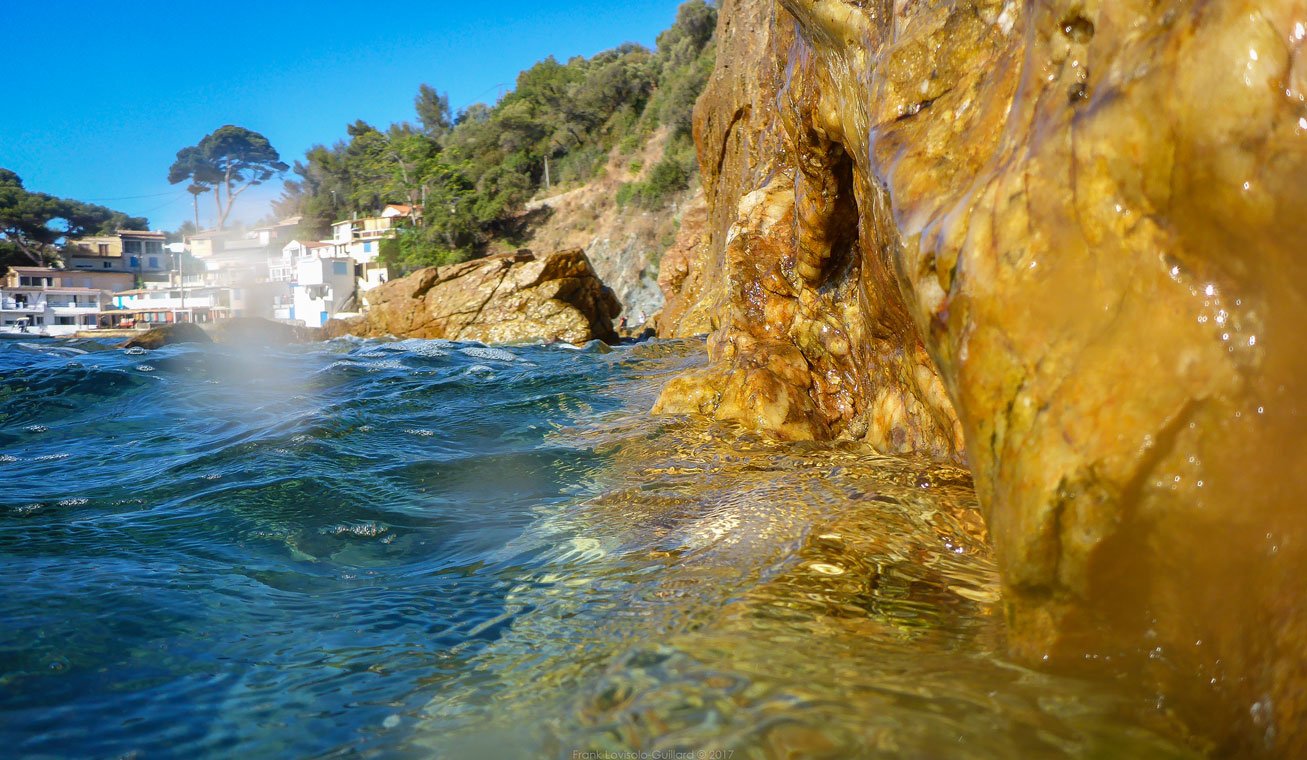 accumulation,périgrination,Photographies - Photographies - Frank César LOVISOLO - L’accumulation est une technique artistique popularisée par Arman, artiste français qui l’a beaucoup travaillée et théorisée. Tel qu’Arman la définit et la produit, l’accumulation est un rassemblement d’objets identiques dans une très grande quantité, généralement fondue dans du plexiglas.