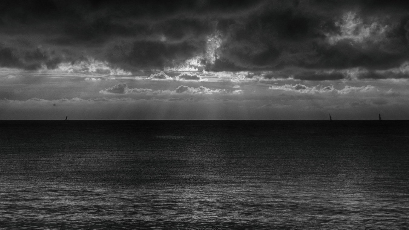 accumulation,périgrination,Photographies - Photographies - Frank César LOVISOLO - L’accumulation est une technique artistique popularisée par Arman, artiste français qui l’a beaucoup travaillée et théorisée. Tel qu’Arman la définit et la produit, l’accumulation est un rassemblement d’objets identiques dans une très grande quantité, généralement fondue dans du plexiglas.