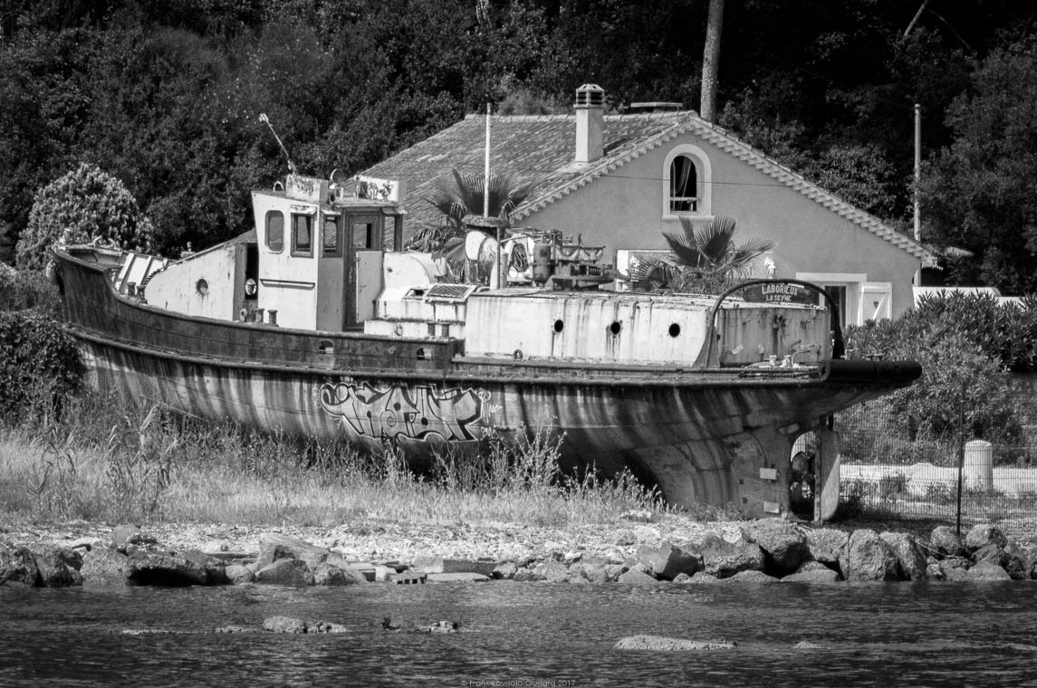 accumulation,périgrination,Photographies - Photographies - Frank César LOVISOLO - L’accumulation est une technique artistique popularisée par Arman, artiste français qui l’a beaucoup travaillée et théorisée. Tel qu’Arman la définit et la produit, l’accumulation est un rassemblement d’objets identiques dans une très grande quantité, généralement fondue dans du plexiglas.