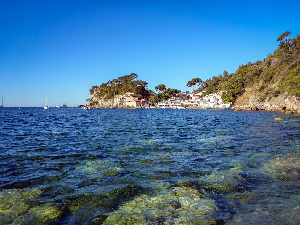 accumulation,périgrination,Photographies - Photographies - Frank César LOVISOLO - L’accumulation est une technique artistique popularisée par Arman, artiste français qui l’a beaucoup travaillée et théorisée. Tel qu’Arman la définit et la produit, l’accumulation est un rassemblement d’objets identiques dans une très grande quantité, généralement fondue dans du plexiglas.