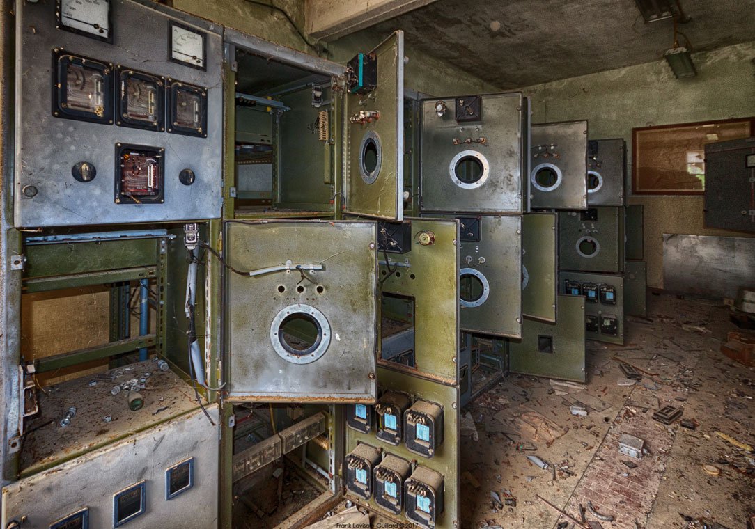 accumulation,périgrination,Photographies - Photographies - Frank César LOVISOLO - L’accumulation est une technique artistique popularisée par Arman, artiste français qui l’a beaucoup travaillée et théorisée. Tel qu’Arman la définit et la produit, l’accumulation est un rassemblement d’objets identiques dans une très grande quantité, généralement fondue dans du plexiglas.