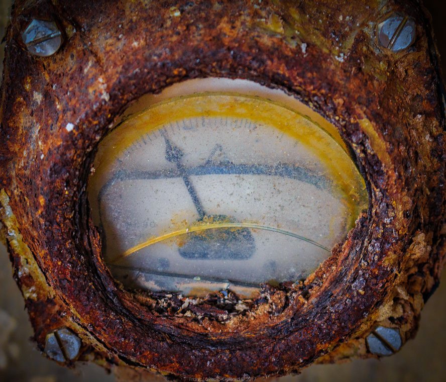 accumulation,périgrination,Photographies - Photographies - Frank César LOVISOLO - L’accumulation est une technique artistique popularisée par Arman, artiste français qui l’a beaucoup travaillée et théorisée. Tel qu’Arman la définit et la produit, l’accumulation est un rassemblement d’objets identiques dans une très grande quantité, généralement fondue dans du plexiglas.