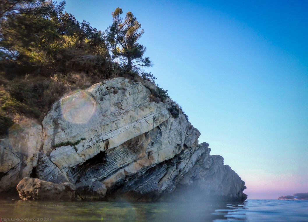 accumulation,périgrination,Photographies - Photographies - Frank César LOVISOLO - L’accumulation est une technique artistique popularisée par Arman, artiste français qui l’a beaucoup travaillée et théorisée. Tel qu’Arman la définit et la produit, l’accumulation est un rassemblement d’objets identiques dans une très grande quantité, généralement fondue dans du plexiglas.