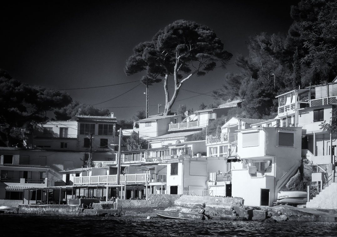 accumulation,périgrination,Photographies - Photographies - Frank César LOVISOLO - L’accumulation est une technique artistique popularisée par Arman, artiste français qui l’a beaucoup travaillée et théorisée. Tel qu’Arman la définit et la produit, l’accumulation est un rassemblement d’objets identiques dans une très grande quantité, généralement fondue dans du plexiglas.