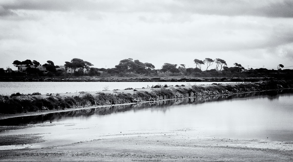 accumulation,périgrination,Photographies - Photographies - Frank César LOVISOLO - L’accumulation est une technique artistique popularisée par Arman, artiste français qui l’a beaucoup travaillée et théorisée. Tel qu’Arman la définit et la produit, l’accumulation est un rassemblement d’objets identiques dans une très grande quantité, généralement fondue dans du plexiglas.