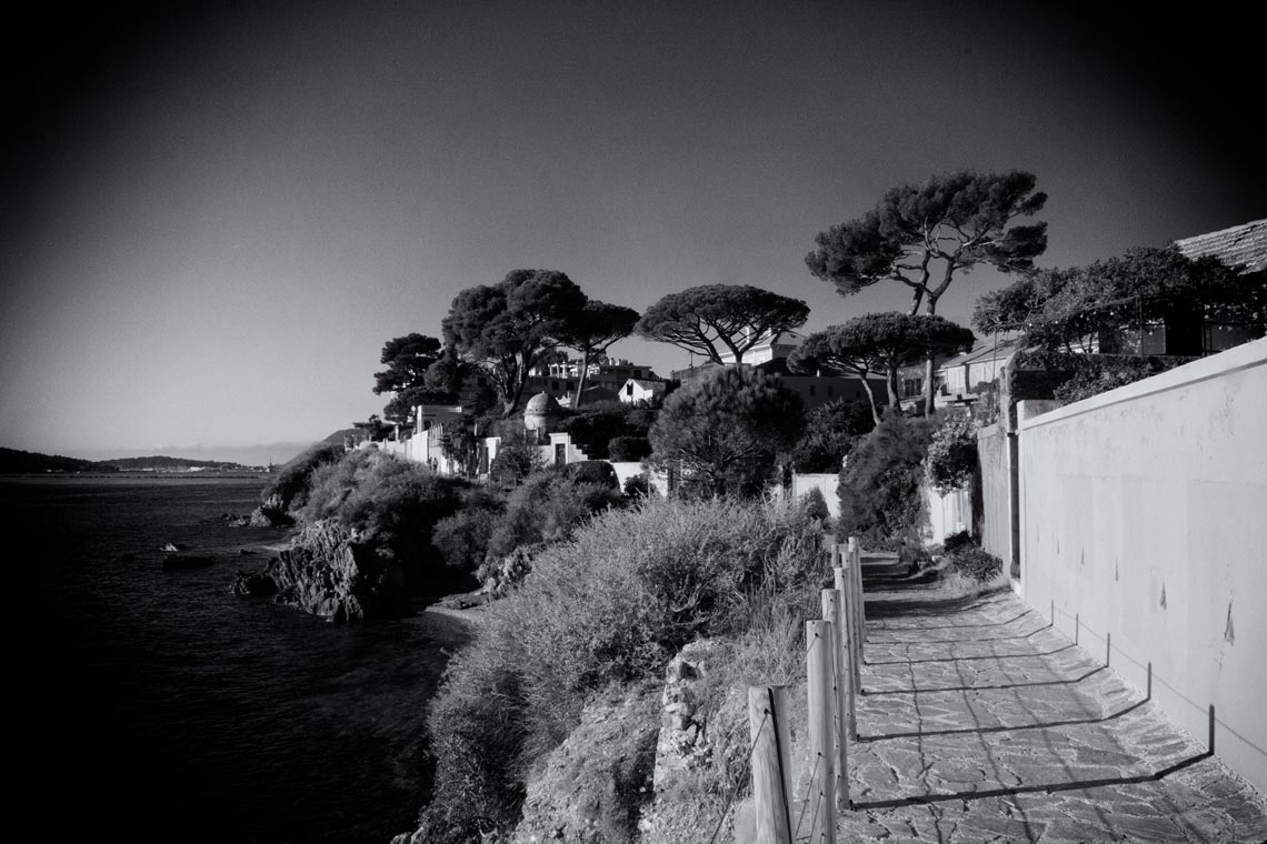 accumulation,périgrination,Photographies - Photographies - Frank César LOVISOLO - L’accumulation est une technique artistique popularisée par Arman, artiste français qui l’a beaucoup travaillée et théorisée. Tel qu’Arman la définit et la produit, l’accumulation est un rassemblement d’objets identiques dans une très grande quantité, généralement fondue dans du plexiglas.