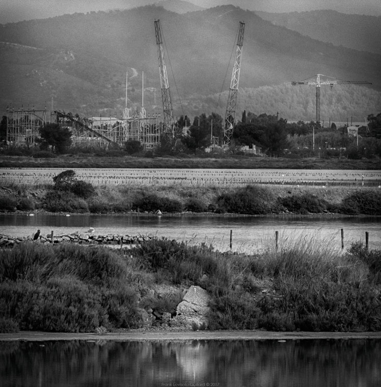 accumulation,périgrination,Photographies - Photographies - Frank César LOVISOLO - L’accumulation est une technique artistique popularisée par Arman, artiste français qui l’a beaucoup travaillée et théorisée. Tel qu’Arman la définit et la produit, l’accumulation est un rassemblement d’objets identiques dans une très grande quantité, généralement fondue dans du plexiglas.