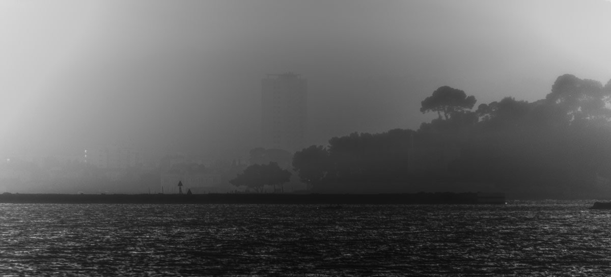 accumulation,périgrination,Photographies - Photographies - Frank César LOVISOLO - L’accumulation est une technique artistique popularisée par Arman, artiste français qui l’a beaucoup travaillée et théorisée. Tel qu’Arman la définit et la produit, l’accumulation est un rassemblement d’objets identiques dans une très grande quantité, généralement fondue dans du plexiglas.