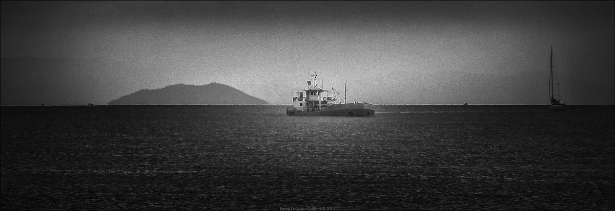 accumulation,périgrination,Photographies - Photographies - Frank César LOVISOLO - L’accumulation est une technique artistique popularisée par Arman, artiste français qui l’a beaucoup travaillée et théorisée. Tel qu’Arman la définit et la produit, l’accumulation est un rassemblement d’objets identiques dans une très grande quantité, généralement fondue dans du plexiglas.