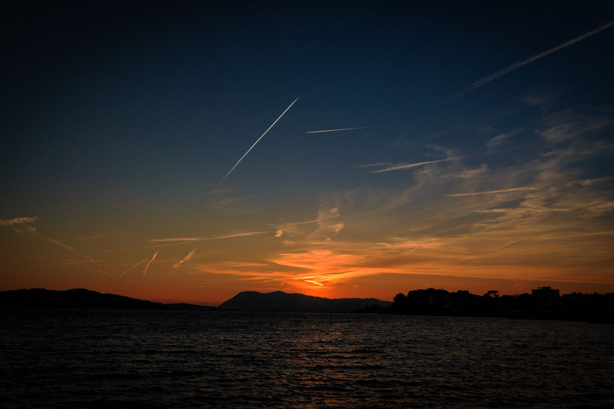 accumulation,périgrination,Photographies - Photographies - Frank César LOVISOLO - L’accumulation est une technique artistique popularisée par Arman, artiste français qui l’a beaucoup travaillée et théorisée. Tel qu’Arman la définit et la produit, l’accumulation est un rassemblement d’objets identiques dans une très grande quantité, généralement fondue dans du plexiglas.