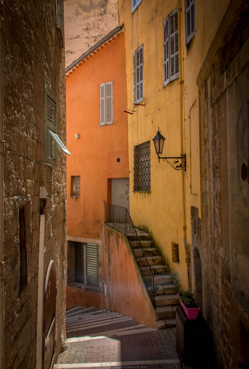 accumulation,périgrination,Photographies - Photographies - Frank César LOVISOLO - L’accumulation est une technique artistique popularisée par Arman, artiste français qui l’a beaucoup travaillée et théorisée. Tel qu’Arman la définit et la produit, l’accumulation est un rassemblement d’objets identiques dans une très grande quantité, généralement fondue dans du plexiglas.