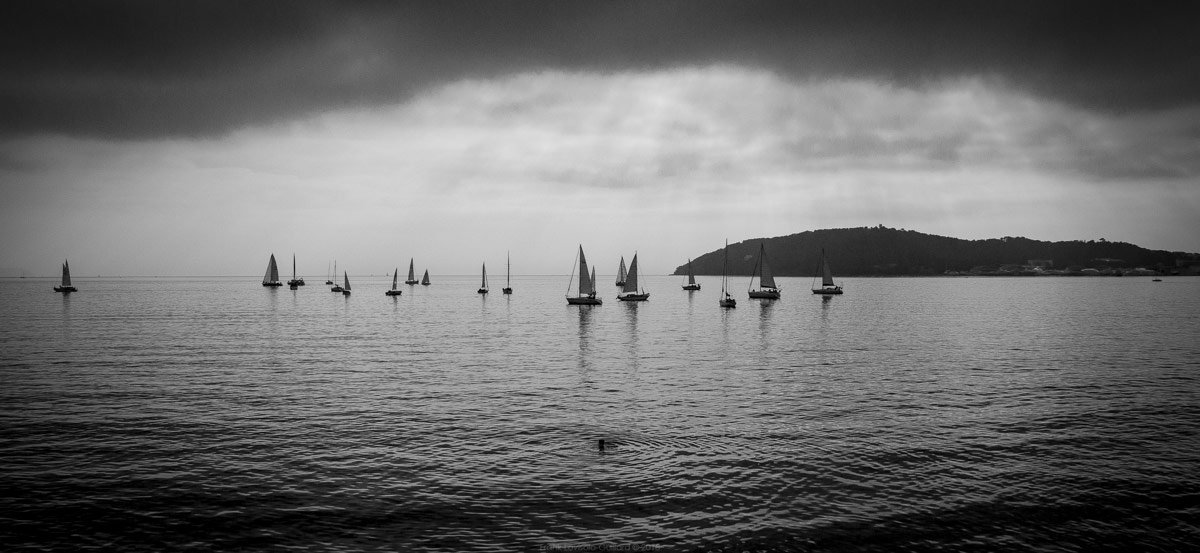 accumulation,périgrination,Photographies - Photographies - Frank César LOVISOLO - L’accumulation est une technique artistique popularisée par Arman, artiste français qui l’a beaucoup travaillée et théorisée. Tel qu’Arman la définit et la produit, l’accumulation est un rassemblement d’objets identiques dans une très grande quantité, généralement fondue dans du plexiglas.