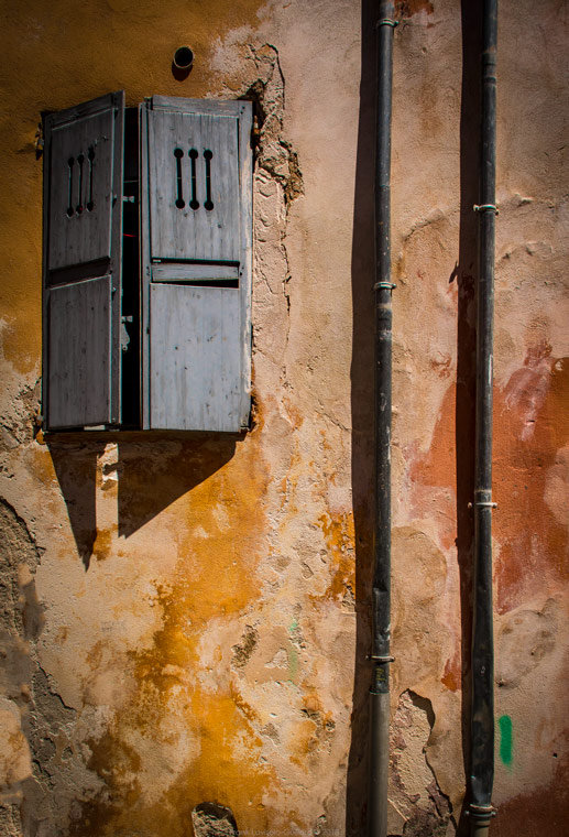 accumulation,périgrination,Photographies - Photographies - Frank César LOVISOLO - L’accumulation est une technique artistique popularisée par Arman, artiste français qui l’a beaucoup travaillée et théorisée. Tel qu’Arman la définit et la produit, l’accumulation est un rassemblement d’objets identiques dans une très grande quantité, généralement fondue dans du plexiglas.