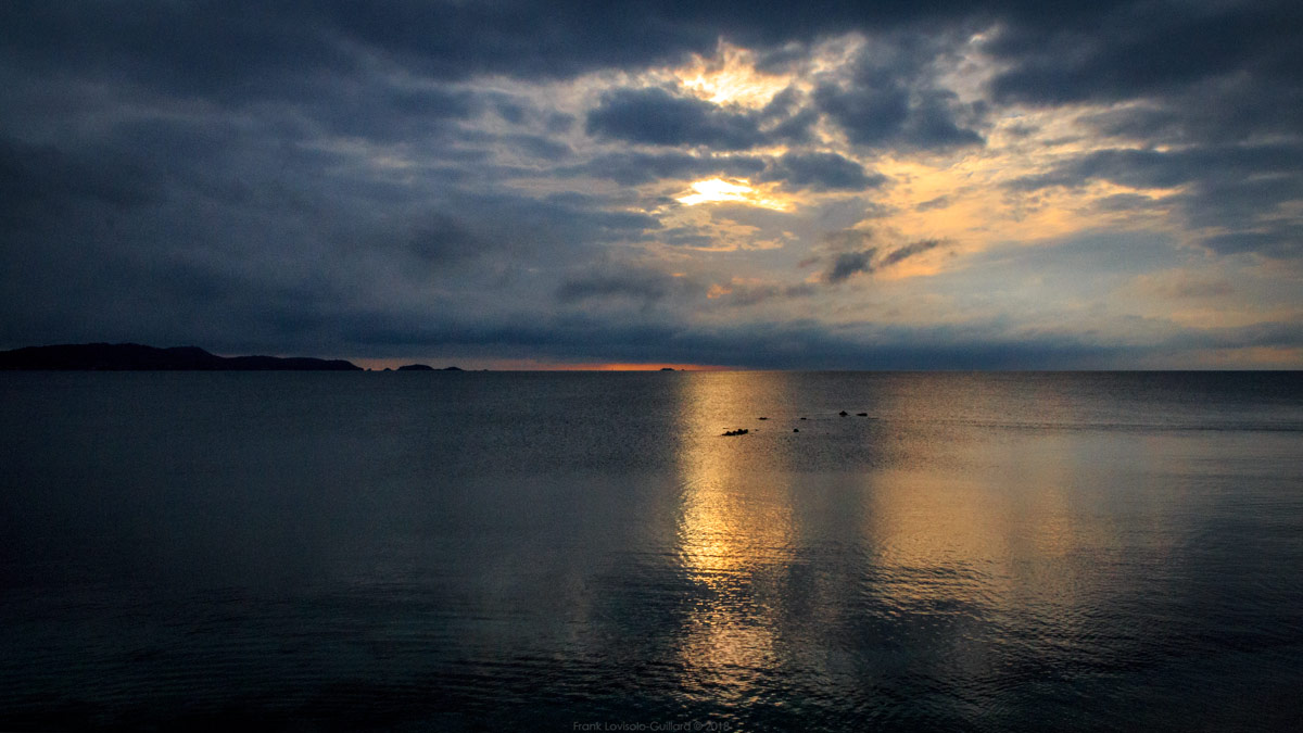 accumulation,périgrination,Photographies - Photographies - Frank César LOVISOLO - L’accumulation est une technique artistique popularisée par Arman, artiste français qui l’a beaucoup travaillée et théorisée. Tel qu’Arman la définit et la produit, l’accumulation est un rassemblement d’objets identiques dans une très grande quantité, généralement fondue dans du plexiglas.