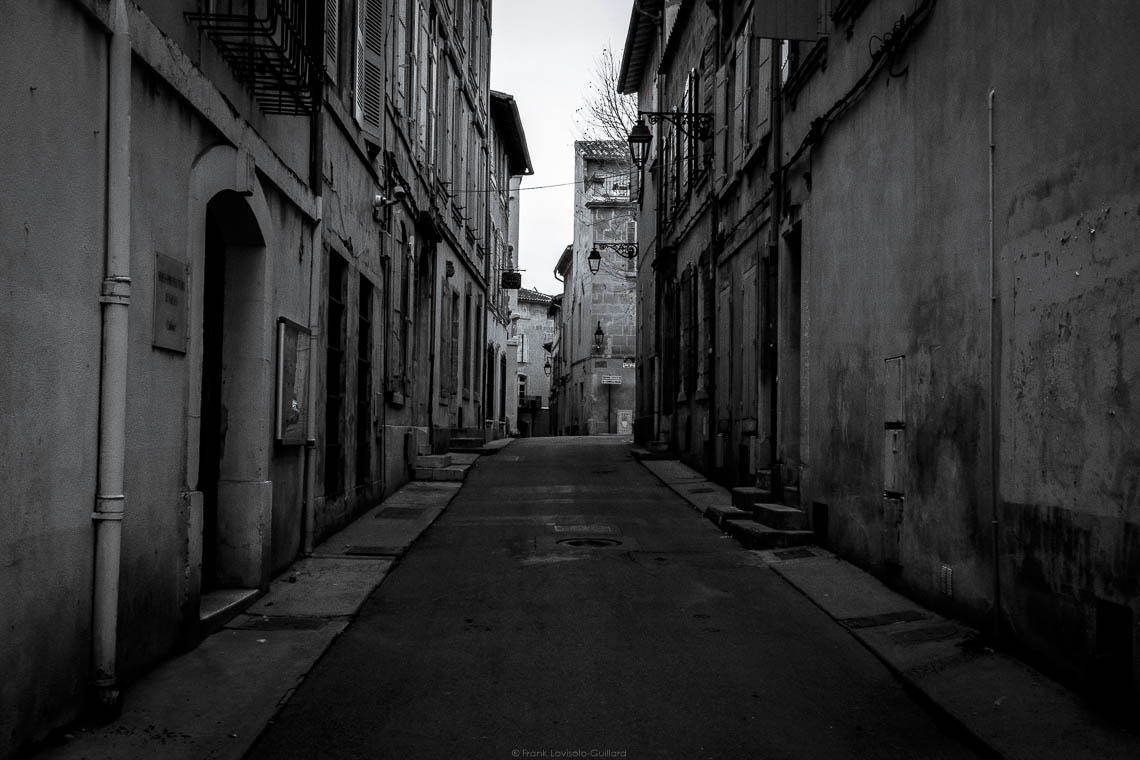 accumulation,périgrination,Photographies - Photographies - Frank César LOVISOLO - L’accumulation est une technique artistique popularisée par Arman, artiste français qui l’a beaucoup travaillée et théorisée. Tel qu’Arman la définit et la produit, l’accumulation est un rassemblement d’objets identiques dans une très grande quantité, généralement fondue dans du plexiglas.