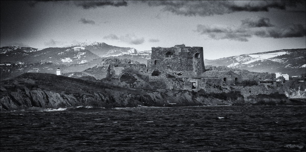 accumulation,périgrination,Photographies - Photographies - Frank César LOVISOLO - L’accumulation est une technique artistique popularisée par Arman, artiste français qui l’a beaucoup travaillée et théorisée. Tel qu’Arman la définit et la produit, l’accumulation est un rassemblement d’objets identiques dans une très grande quantité, généralement fondue dans du plexiglas.