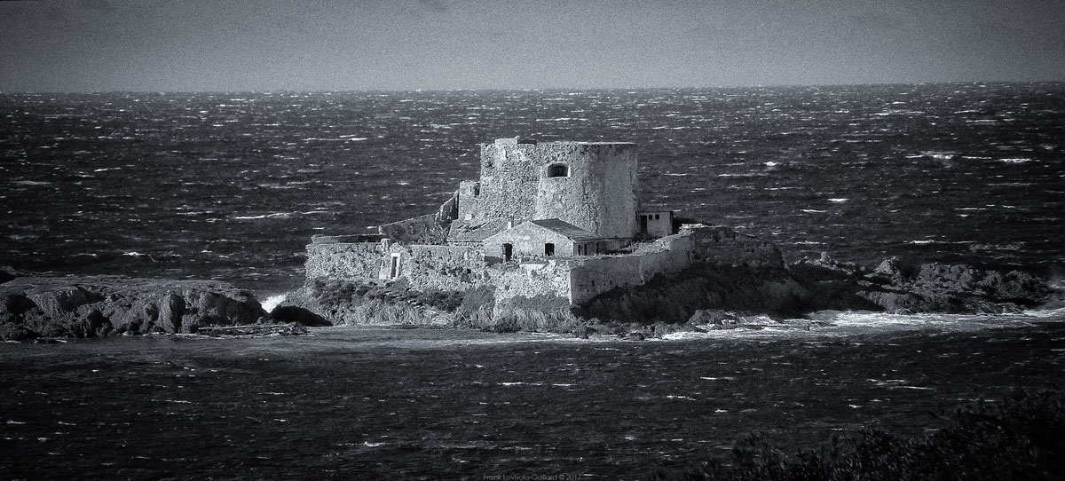 accumulation,périgrination,Photographies - Photographies - Frank César LOVISOLO - L’accumulation est une technique artistique popularisée par Arman, artiste français qui l’a beaucoup travaillée et théorisée. Tel qu’Arman la définit et la produit, l’accumulation est un rassemblement d’objets identiques dans une très grande quantité, généralement fondue dans du plexiglas.