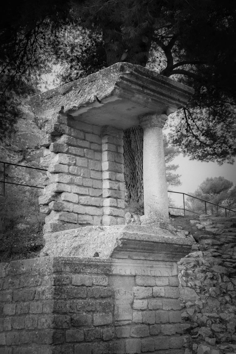 accumulation,périgrination,Photographies - Photographies - Frank César LOVISOLO - L’accumulation est une technique artistique popularisée par Arman, artiste français qui l’a beaucoup travaillée et théorisée. Tel qu’Arman la définit et la produit, l’accumulation est un rassemblement d’objets identiques dans une très grande quantité, généralement fondue dans du plexiglas.