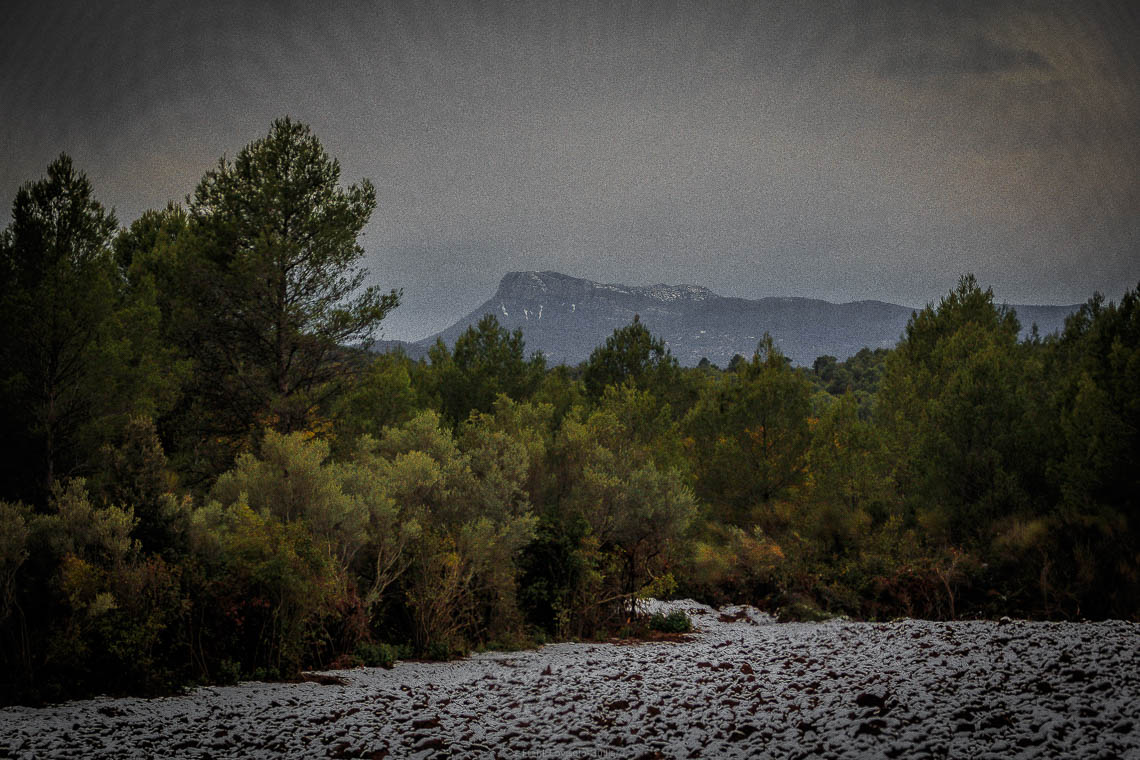 accumulation,périgrination,Photographies - Photographies - Frank César LOVISOLO - L’accumulation est une technique artistique popularisée par Arman, artiste français qui l’a beaucoup travaillée et théorisée. Tel qu’Arman la définit et la produit, l’accumulation est un rassemblement d’objets identiques dans une très grande quantité, généralement fondue dans du plexiglas.