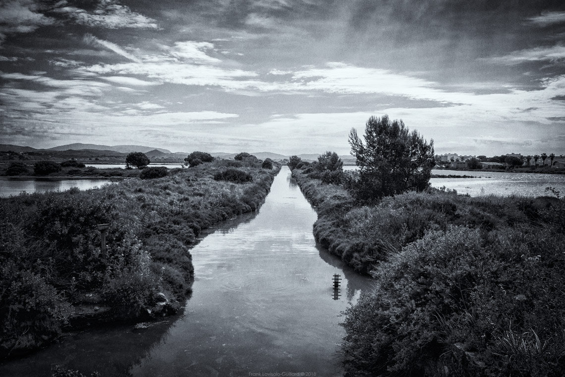 accumulation,périgrination,Photographies - Photographies - Frank César LOVISOLO - L’accumulation est une technique artistique popularisée par Arman, artiste français qui l’a beaucoup travaillée et théorisée. Tel qu’Arman la définit et la produit, l’accumulation est un rassemblement d’objets identiques dans une très grande quantité, généralement fondue dans du plexiglas.