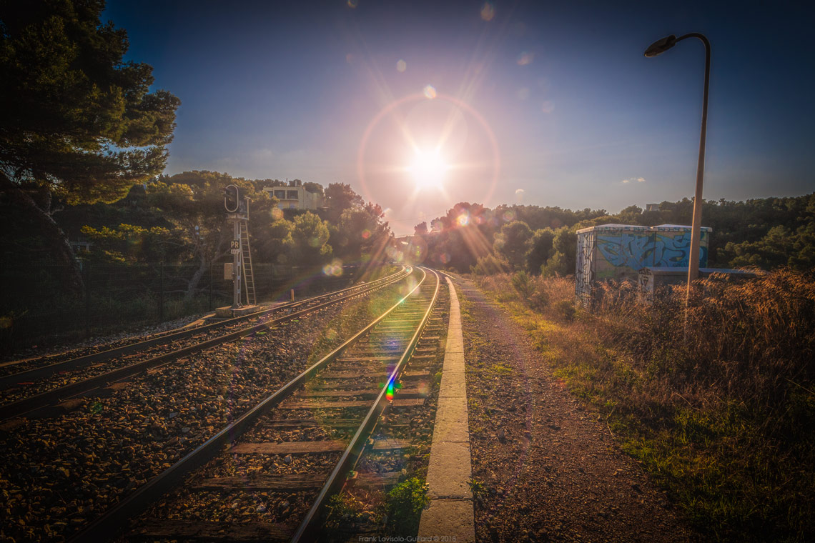 accumulation,périgrination,Photographies - Photographies - Frank César LOVISOLO - L’accumulation est une technique artistique popularisée par Arman, artiste français qui l’a beaucoup travaillée et théorisée. Tel qu’Arman la définit et la produit, l’accumulation est un rassemblement d’objets identiques dans une très grande quantité, généralement fondue dans du plexiglas.