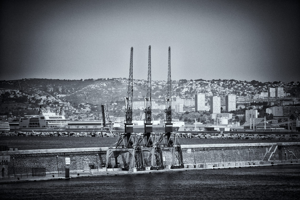 accumulation,périgrination,Photographies - Photographies - Frank César LOVISOLO - L’accumulation est une technique artistique popularisée par Arman, artiste français qui l’a beaucoup travaillée et théorisée. Tel qu’Arman la définit et la produit, l’accumulation est un rassemblement d’objets identiques dans une très grande quantité, généralement fondue dans du plexiglas.
