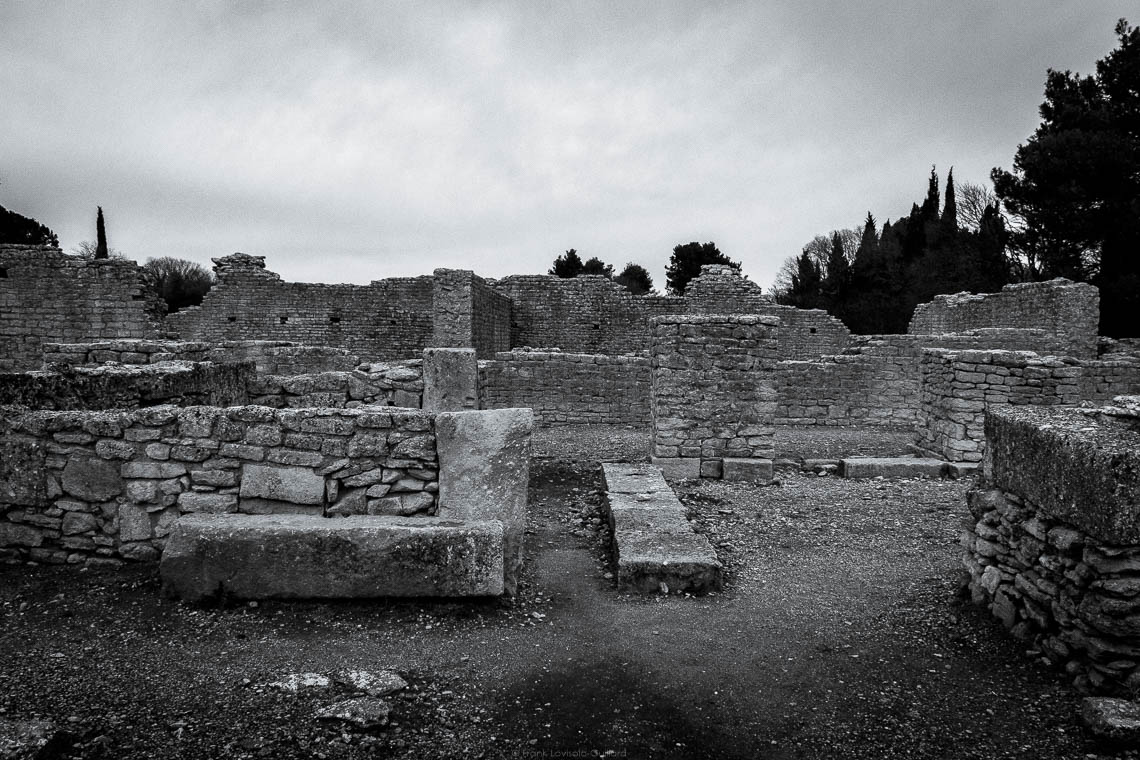 accumulation,périgrination,Photographies - Photographies - Frank César LOVISOLO - L’accumulation est une technique artistique popularisée par Arman, artiste français qui l’a beaucoup travaillée et théorisée. Tel qu’Arman la définit et la produit, l’accumulation est un rassemblement d’objets identiques dans une très grande quantité, généralement fondue dans du plexiglas.