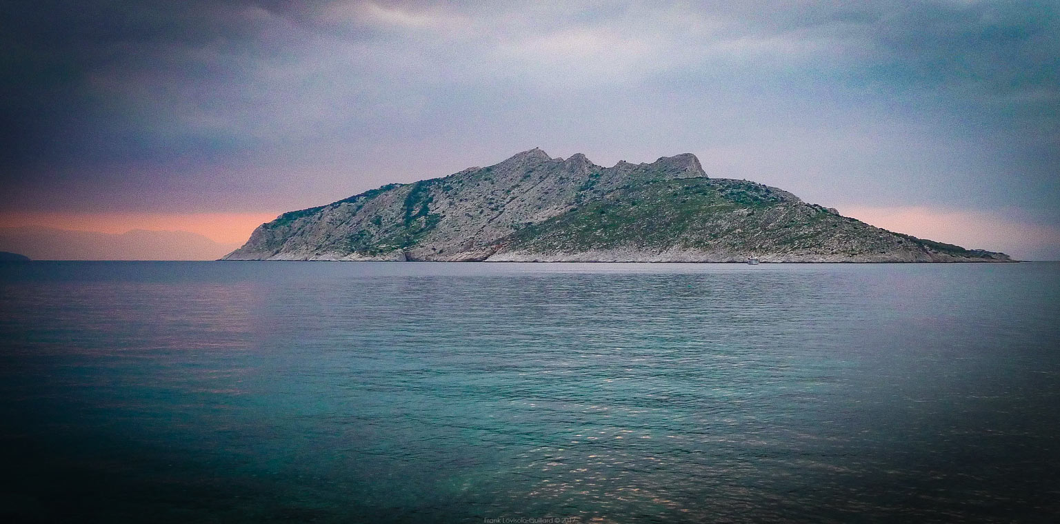 accumulation,périgrination,Photographies - Photographies - Frank César LOVISOLO - L’accumulation est une technique artistique popularisée par Arman, artiste français qui l’a beaucoup travaillée et théorisée. Tel qu’Arman la définit et la produit, l’accumulation est un rassemblement d’objets identiques dans une très grande quantité, généralement fondue dans du plexiglas.