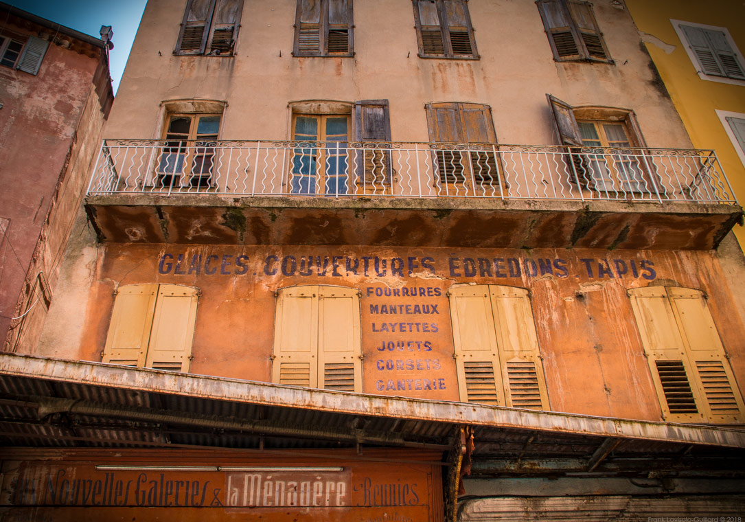 accumulation,périgrination,Photographies - Photographies - Frank César LOVISOLO - L’accumulation est une technique artistique popularisée par Arman, artiste français qui l’a beaucoup travaillée et théorisée. Tel qu’Arman la définit et la produit, l’accumulation est un rassemblement d’objets identiques dans une très grande quantité, généralement fondue dans du plexiglas.