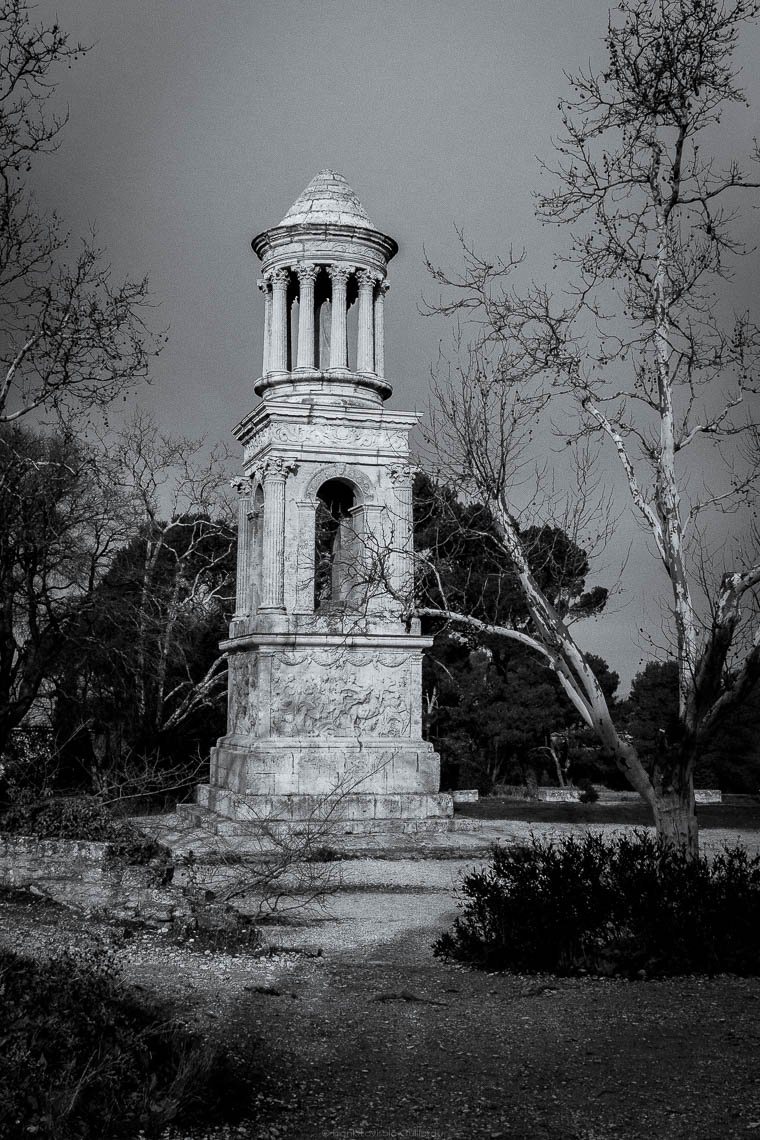 accumulation,périgrination,Photographies - Photographies - Frank César LOVISOLO - L’accumulation est une technique artistique popularisée par Arman, artiste français qui l’a beaucoup travaillée et théorisée. Tel qu’Arman la définit et la produit, l’accumulation est un rassemblement d’objets identiques dans une très grande quantité, généralement fondue dans du plexiglas.