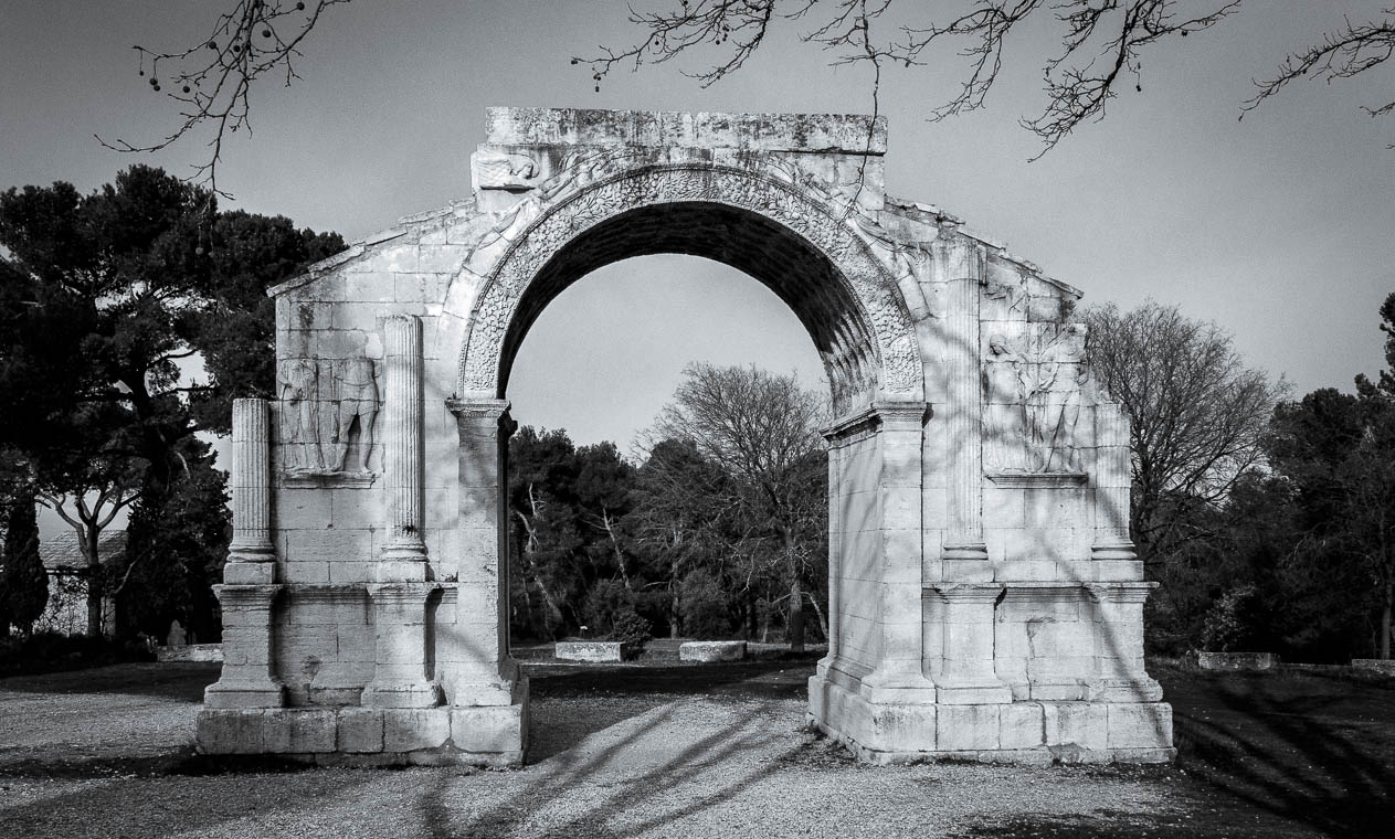 accumulation,périgrination,Photographies - Photographies - Frank César LOVISOLO - L’accumulation est une technique artistique popularisée par Arman, artiste français qui l’a beaucoup travaillée et théorisée. Tel qu’Arman la définit et la produit, l’accumulation est un rassemblement d’objets identiques dans une très grande quantité, généralement fondue dans du plexiglas.