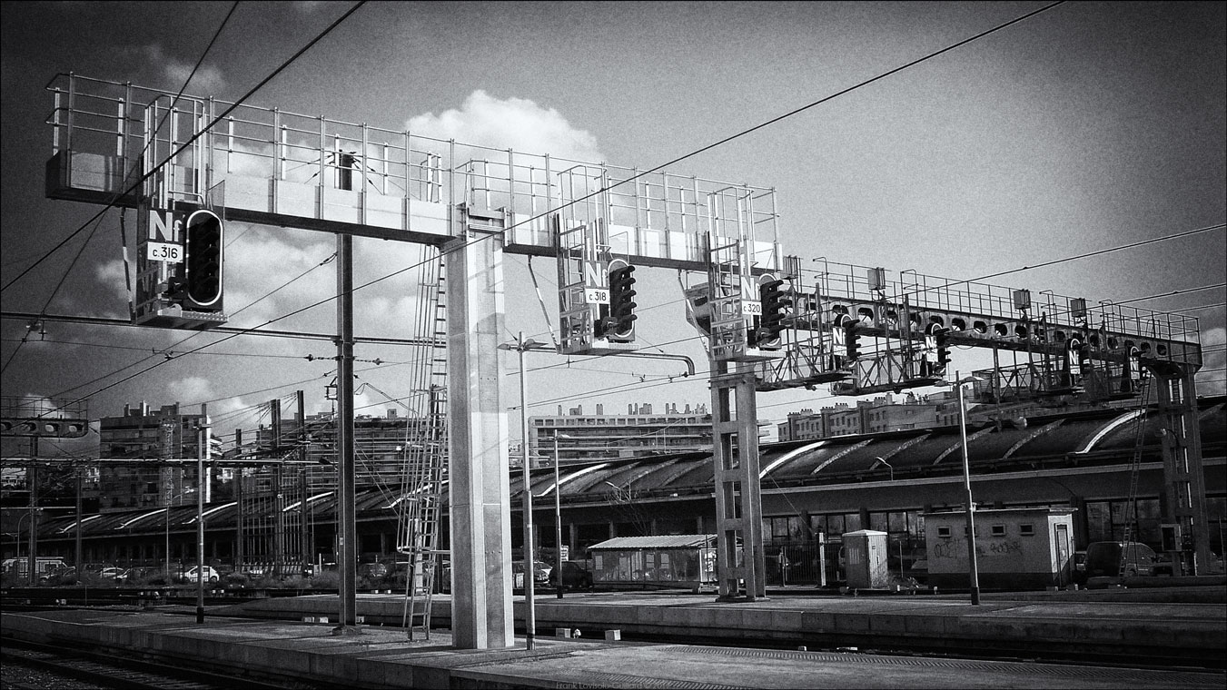 accumulation,périgrination,Photographies - Photographies - Frank César LOVISOLO - L’accumulation est une technique artistique popularisée par Arman, artiste français qui l’a beaucoup travaillée et théorisée. Tel qu’Arman la définit et la produit, l’accumulation est un rassemblement d’objets identiques dans une très grande quantité, généralement fondue dans du plexiglas.