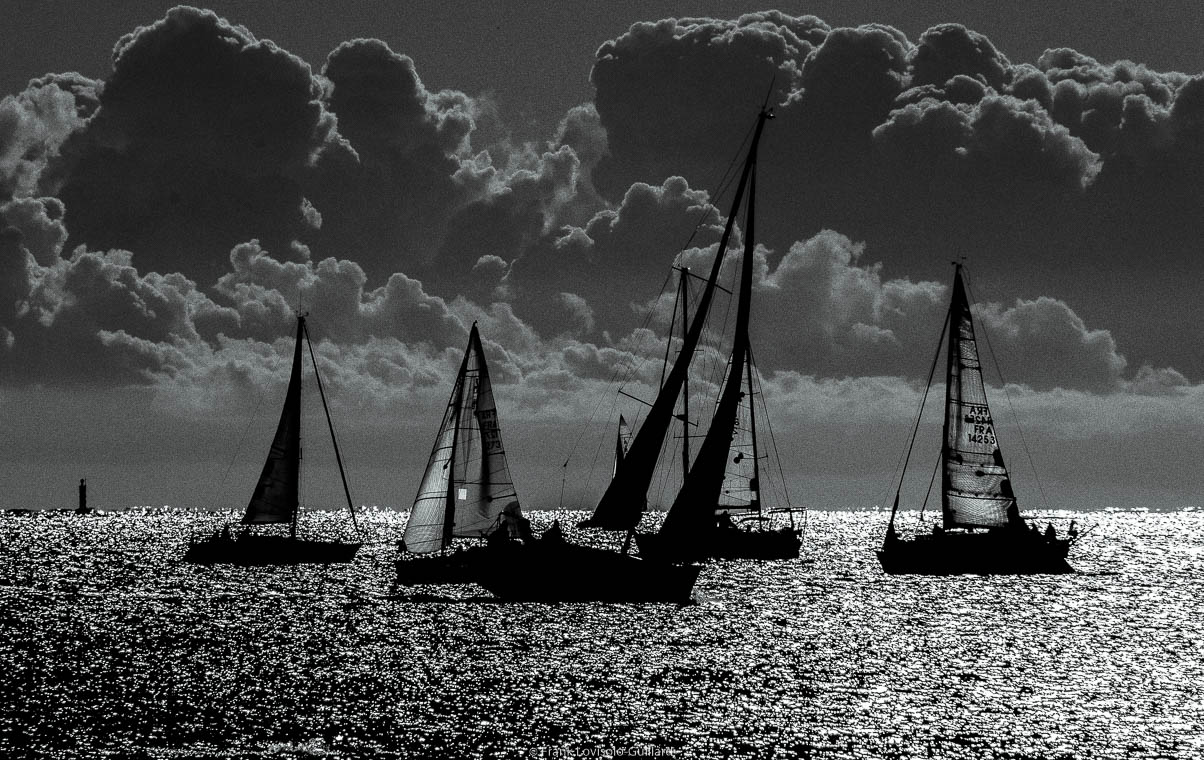 accumulation,périgrination,Photographies - Photographies - Frank César LOVISOLO - L’accumulation est une technique artistique popularisée par Arman, artiste français qui l’a beaucoup travaillée et théorisée. Tel qu’Arman la définit et la produit, l’accumulation est un rassemblement d’objets identiques dans une très grande quantité, généralement fondue dans du plexiglas.
