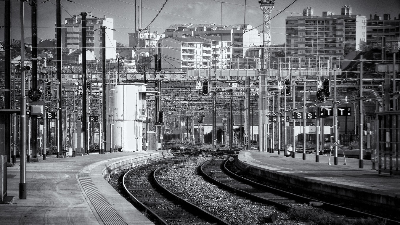 accumulation,périgrination,Photographies - Photographies - Frank César LOVISOLO - L’accumulation est une technique artistique popularisée par Arman, artiste français qui l’a beaucoup travaillée et théorisée. Tel qu’Arman la définit et la produit, l’accumulation est un rassemblement d’objets identiques dans une très grande quantité, généralement fondue dans du plexiglas.