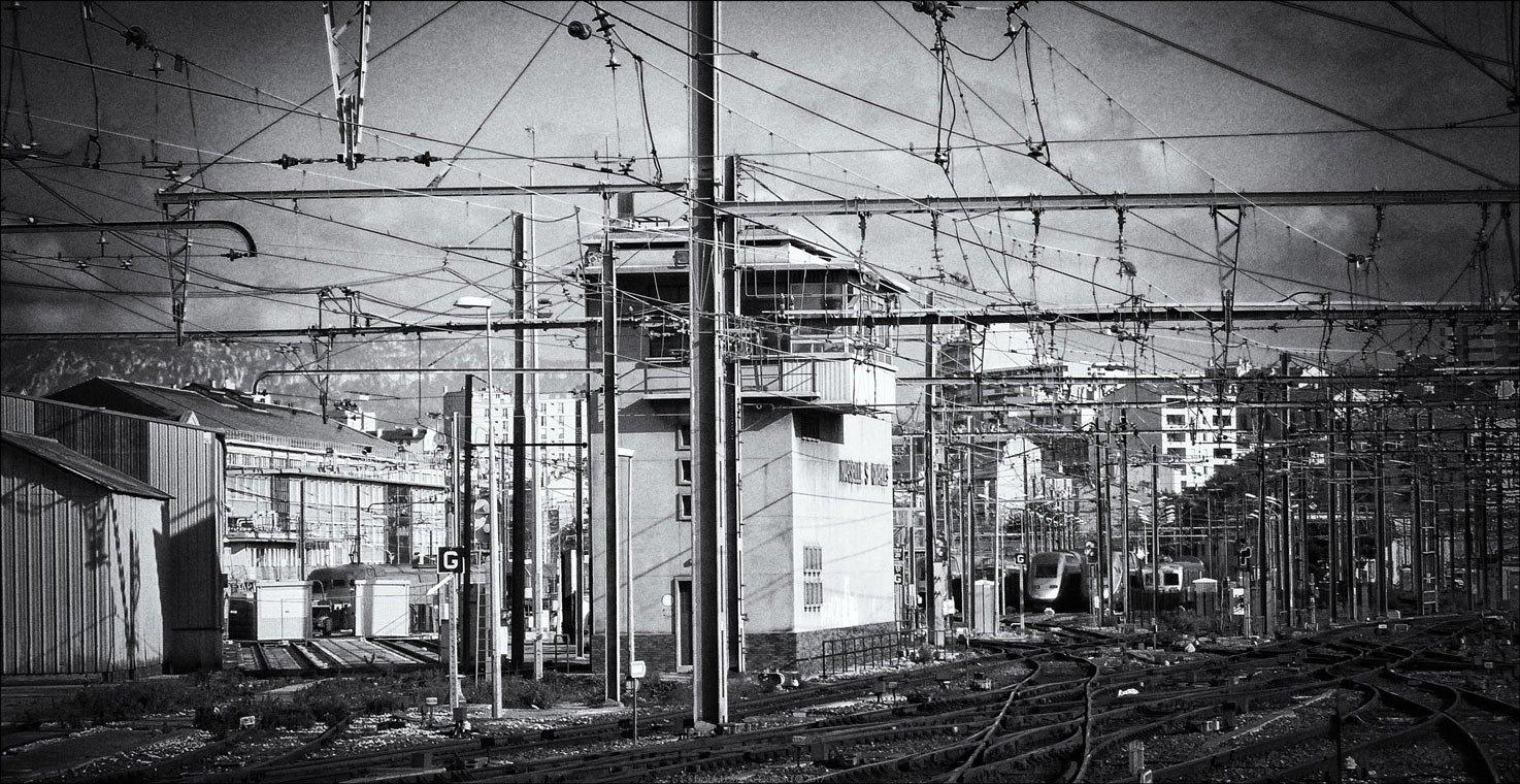accumulation,périgrination,Photographies - Photographies - Frank César LOVISOLO - L’accumulation est une technique artistique popularisée par Arman, artiste français qui l’a beaucoup travaillée et théorisée. Tel qu’Arman la définit et la produit, l’accumulation est un rassemblement d’objets identiques dans une très grande quantité, généralement fondue dans du plexiglas.